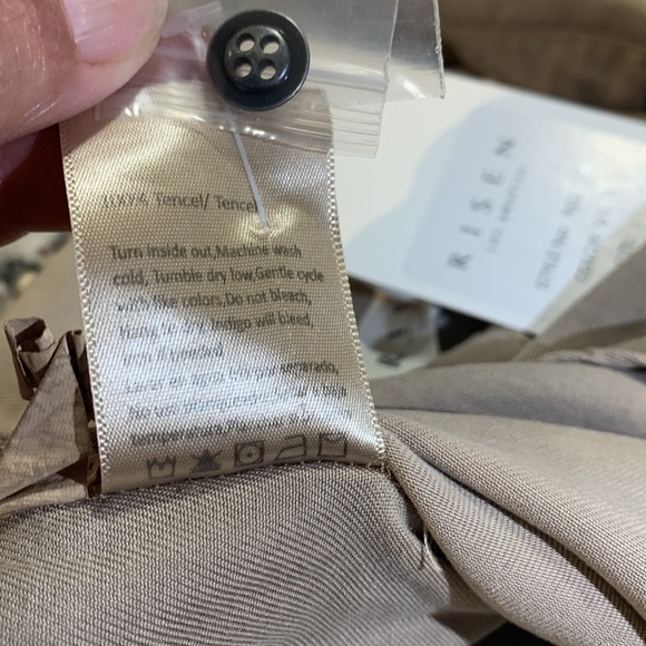 Risen NWT Tan Jean Jacket with Collared Neckline and Long Sleeves Size Large - Picture 15 of 16